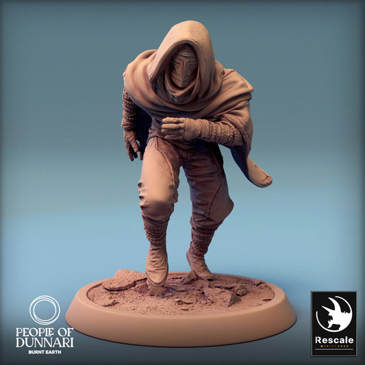 Dunnari Sandweaver Run with Cloak | Rescale Miniatures | Compatible with D&D/AoS | Fantasy | Tabletop RPG